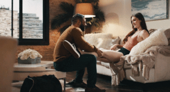 Üvey kız gibi görünen travesti üvey babasını kondomsuz sikiyor